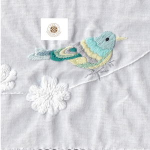 Servilleta bordada con pájaros y flores blancas, ofrece un aspecto limpio para un estilo versátil. - Product Image 3