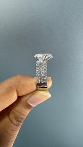 Bague de fiançailles tendance en diamant de laboratoire en forme de poire plaqué rhodium avec bande pavée |   Fabricant de bagues d'anniversaire de mariage personnalisées - Product Image 2