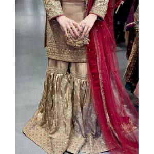 Ensemble de costume en satin de créateur avec travail de sequins et de fils, manches longues, taille XL - Product Image 3