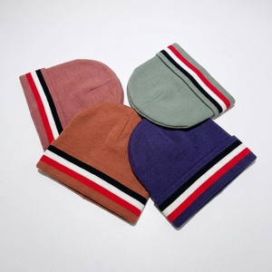 Bonnet tricoté unisexe avec bordure rayée en polyester et coton, idéal pour l'hiver, les voyages, les activités de plein air et le quotidien - Product Image 6