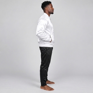 Chaqueta de satén personalizada para hombre con material suave, estilo moderno, diseños personalizados, colores y ajuste cómodo para marcas de moda. - Product Image 3