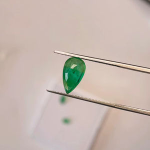 มรกตธรรมชาติจากแซมเบีย รูปทรงลูกแพร์ 3 เม็ด น้ำหนัก 3.57 กะรัต คุณภาพดี สีเขียวสวยงาม เงางาม ขัดเงาอย่างสมบูรณ์แบบ เหมาะสำหรับทำเครื่องประดับ - Product Image 6