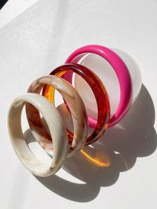 กำไลเรซิ่นสีสันสดใสทำมือ ผิวมันเงาสวยงาม ทันสมัย เหมาะสำหรับใส่ทุกวันและงานพิเศษ - Product Image 5