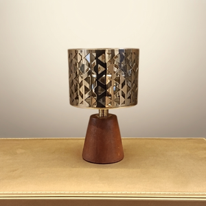 Quemador de incienso moderno de madera con una elegante pantalla metálica geométrica, perfecto para crear un ambiente relajante en cualquier habitación. - Product Image 1