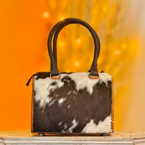 Bolso de Lujo Impermeable de Piel Genuina y Poliéster Ligero, Portátil, con Cremallera Única, Diseño Floral y de Letras, de Venus Leathers - Product Image 2