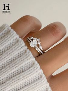 Anillo de compromiso vintage con diamante ovalado cultivado en laboratorio, conjunto de anillos solitarios de oro amarillo de 14K, corona de tiara curvada de 3 piezas con pavé, conjunto nupcial apilable. - Product Image 5