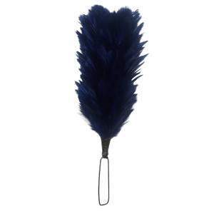 Plume de poulet noire, jaune et rouge avec motif brut, conçue pour la décoration de mariage - Product Image 5