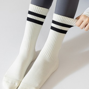 Calcetines gruesos baratos de invierno para Pilates y yoga antideslizantes de doble fila para deportes y fitness - Product Image 1