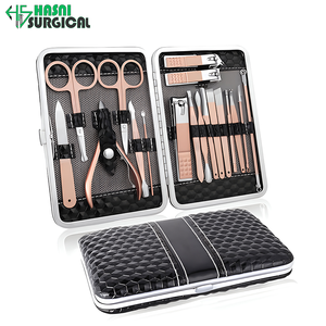 Kit Portátil de Cuidado de Uñas Quirúrgico con Diseño a Cuadros Verdes, Cortauñas, Pinzas, Lima, en Caja Metálica, Fabricado por HASNI SURGICAL - Product Image 1