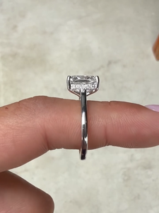 Anillo de compromiso de oro de 14k con halo oculto y diamante de laboratorio de 3 quilates con corte cojín, certificado IGI. - Product Image 2