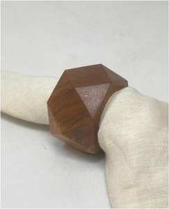 Porte-serviettes en bois côtelé moderne, écologique et durable pour la décoration de table de mariage champêtre et d'hôtel - Product Image 6