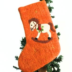Chaussette de Noël artisanale en feutre de laine marron écologique avec motifs personnalisables - Décoration suspendue pour les fêtes - Product Image 5