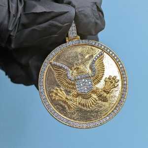 Pendentif Aigle Bicolore Texturé en Argent 925 Plaqué Or avec Moissanite VVS, Style Hip Hop, en forme de Cercle, type Médaillon Aigle en Vol - Product Image 4