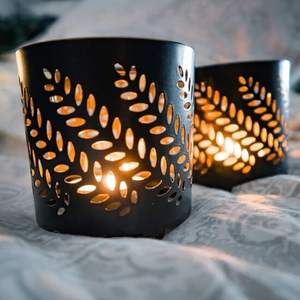 Portavelas de metal de diseño que combina durabilidad, artesanía y un brillo relajante para interiores elegantes. - Product Image 1