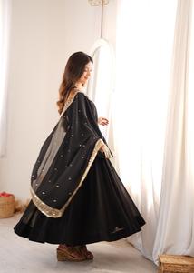 Accessoires vestimentaires, Vêtements ethniques, Autres vêtements régionaux, Robe ample en Georgette avec broderie de sequins, Pantalon en dentelle miroir, Dupatta (HTU 64) - Product Image 5
