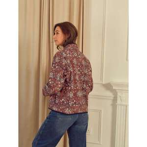 Chaqueta Bohemia Suzani para Mujer, Color Rojo Óxido, Estampado Floral, Estilo Étnico, Chaqueta Acolchada Ligera, Venta al por Mayor - Product Image 5