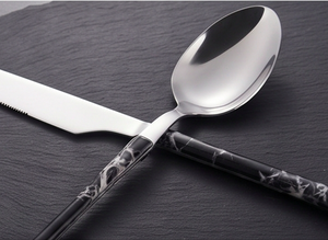 Juego de cubiertos modernos de acero inoxidable con diseño de mango de mármol negro para uso en bodas y uso diario. - Product Image 4