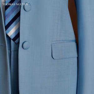 El traje de dos piezas azul energético para mujer es un conjunto llamativo de la Colección Femenina, diseñado en Vietnam. - Product Image 4