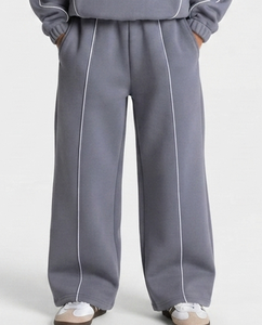 Conjunto Deportivo Personalizado para Niños en Gris Grafito con Líneas en Contraste, Sudadera con Capucha de Felpa de Algodón Suave y Transpirable y Pantalones Deportivos de Pierna Ancha, Fabricante OEM - Product Image 4