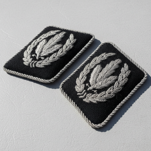 Paire d'insignes décoratifs entièrement personnalisés en fil métallique pour col de tunique et revers d'uniforme - Product Image 6