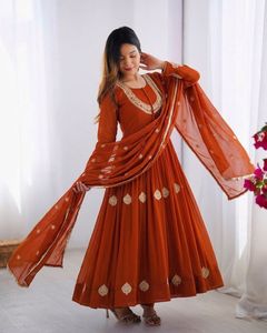 Vestido Anarkali de georgette con pantalón y dupatta de georgette con bordado, listo para usar, ideal para fiestas y eventos. - Product Image 3
