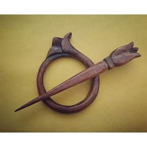 Élégante épingle à cheveux en bois faite à la main, accessoire pour cheveux pour femmes, style artisanal en bambou et en bois - Product Image 2