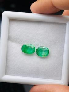 Par de Esmeraldas Naturales de Zambia, Corte Ovalado, 3.92 Quilates, Grado AAA, Color Verde, Certificado IGI, Lustre Perfecto, Corte y Pulido Impecables, para Joyería - Product Image 3