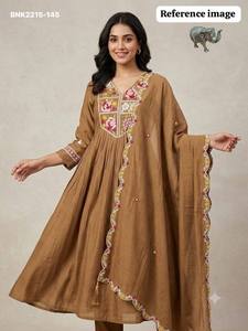 Hermoso conjunto de Kurti-Plazzo Anarkali de seda de vidrio Mal Chanderi con diseño floral multihilo y hecho a mano, moda femenina. - Product Image 2