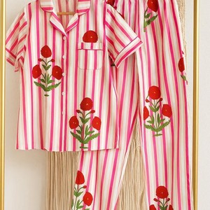Ensemble de pyjama en coton rayé rose pour femmes, manches courtes, col rabattu, broderie florale de coquelicot, vêtements de nuit décontractés - Product Image 1