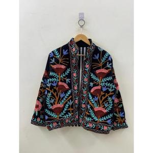 Veste d'hiver pour femme à col mandarin brodé à la main, en velours, écologique, respirante, à séchage rapide, manches longues, coupe classique - Product Image 4