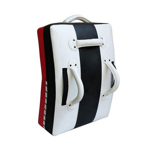 Bouclier d'entraînement professionnel en cuir pour MMA/Kickboxing, rembourrage en mousse robuste, poignées sécurisées, design léger, respectueux de l'environnement - Product Image 3