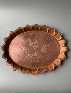 Elegante bandeja de cobre puro con diseños de motivos religiosos grabados para servicios de catering en hoteles y restaurantes al precio más bajo. - Product Image 3