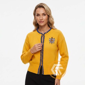 Tresors grecs – Nouveauté : Blouse décontractée pour femme à col en V, boutonnée, en laine/acrylique, avec appliques brodées personnalisées Sigma Gamma Rho, idéale pour l'hiver - Product Image 3