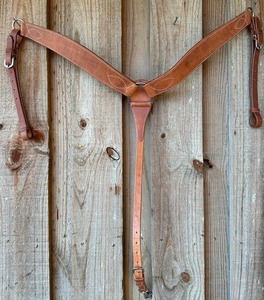 Ensemble d'accessoires d'équitation en cuir marron de qualité supérieure et durable, avec têtière à une oreille et brassard, orné de conchos élégants, pour l'équitation western - Product Image 4