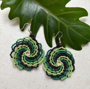 Pendientes de espiral con cuentas de esmeralda, hechos a mano, estilo bohemio, inspirados en la naturaleza, joyería elegante y a la moda, joyería única y de moda. - Product Image 1