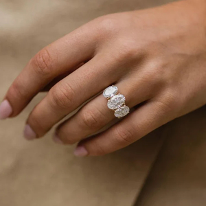 Bague de fiançailles classique en or jaune avec trois diamants ronds taille brillant pour femme - Product Image 2
