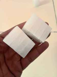 ก้อนการบูรขนาดเล็ก ความบริสุทธิ์สูง สำหรับพิธีกรรมและใช้ในบ้าน มีจำหน่ายในราคาประหยัด สำหรับการส่งออกแบบแพ็คจำนวนมาก - Product Image 3