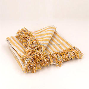 โซฟาผ้าฝ้ายทอมือสีเหลืองลายขวางพร้อมผ้าห่มขอบพู่แบบนุ่มผลิตในอินเดีย - Product Image 2