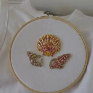 Débardeur tendance en coton côtelé blanc avec broderie de perles rouges et patchs coquillage, homard, pomme, flamant rose – Gilet d'été sans manches - Product Image 1