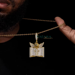 Pendentif ange biblique unisexe plaqué or 18 carats avec moissanite, charme religieux chrétien avec design croix et ailes - Product Image 1