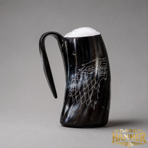 Mug à boire artisanal en corne de buffle naturelle écologique, gravé motif loup, poignée ergonomique, base noire imitation antique - Product Image 3