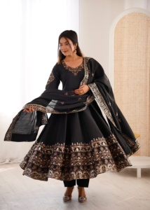 Robe élégante en soie romaine avec broderie et travail de sequins, avec un bas en micro-coton et un dupatta en soie romaine, ensemble prêt-à-porter. - Product Image 2