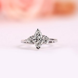 Precioso Anillo de Tres Piedras con Moissanita de Corte Marquesa de 2 Quilates, Plata de Ley 925, para Mujer, Joyería para Bodas y Fiestas - Product Image 1