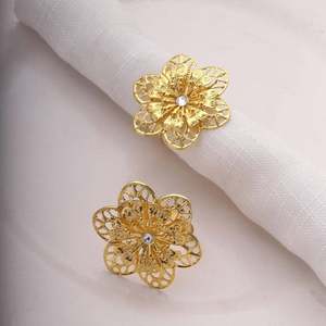 Anneaux de serviette en métal doré avec centre en cristal pour la décoration de table de mariage - Product Image 5