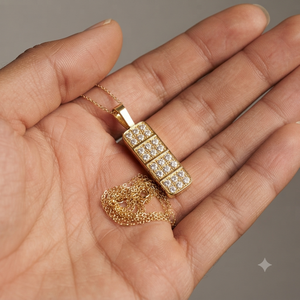 SHRAMAN DIAMOND - Colgante de Oro de 10K con Diamantes Cultivados en Laboratorio, Diseño de Barra Vertical Pequeña, Minimalista, Personalizado, Moderno y Único - Product Image 4