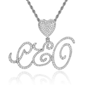 Pendentif de luxe en argent 925 personnalisé avec nom de PDG, lettre cursive et cœur en moissanite glacée - Product Image 2