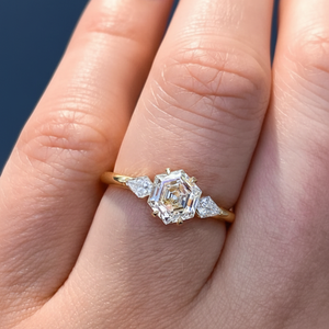 Anillo de Compromiso con Diamante Cultivado en Laboratorio de 1.20CT, Certificado IGI, VS1 F, Corte Hexagonal, Chapado en Oro de 14K y Rodio, Anillo Clásico para Mujer - Product Image 4