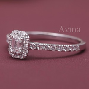 แหวนหมั้นเพชรทรงเหลี่ยมมรกตแบบ Halo ประดับเพชรรอบวง ทอง 18K ได้รับการรับรองจาก IGI - Product Image 2