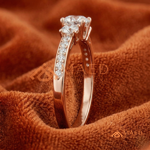แหวนสามเม็ดโรสโกลด์ 14K สุดโรแมนติก |   แหวนวันครบรอบทรงกลมสไตล์วินเทจ |   แหวนหมั้นประดับเพชรทรงสแกลลอปสีชมพูทอง - Product Image 2