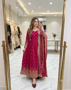 Tenue traditionnelle indienne pour femme, idéale pour mariage, en faux georgette, avec broderies lourdes et sequins, robe, pantalon et dupatta longueur ras du sol - Product Image 3
